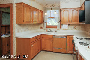409 E Hoffman St, Three Rivers, MI 49093 photo 8