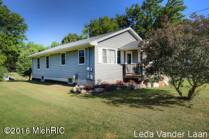 425 River St, Belding, MI 48809 photo 2