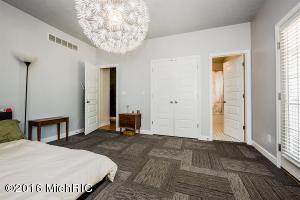 396 Upton Dr, St. Joseph, MI 49085 photo 8