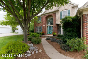 60 Fox Point Ct NE, Ada, MI 49301 photo 2