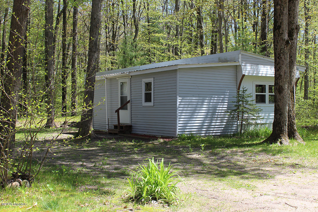 2862 N 5th St, White Cloud, MI 49349 photo 1