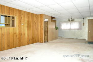 512 Broas St, Belding, MI 48809 photo 5