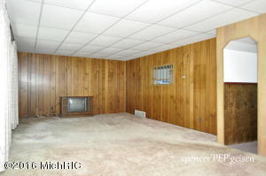 512 Broas St, Belding, MI 48809 photo 4