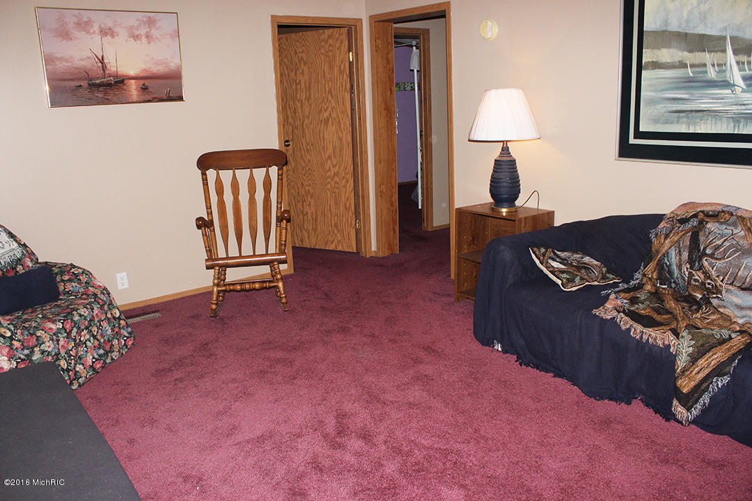 806 N Hemlock Ave, White Cloud, MI 49349 photo 6