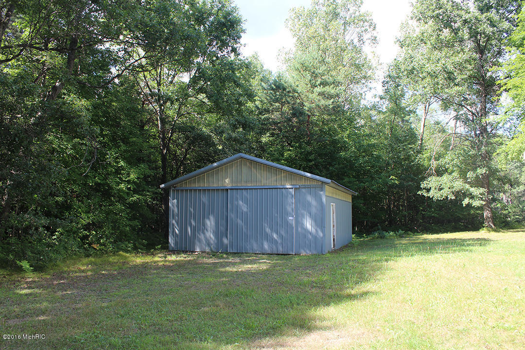 806 N Hemlock Ave, White Cloud, MI 49349 photo 2