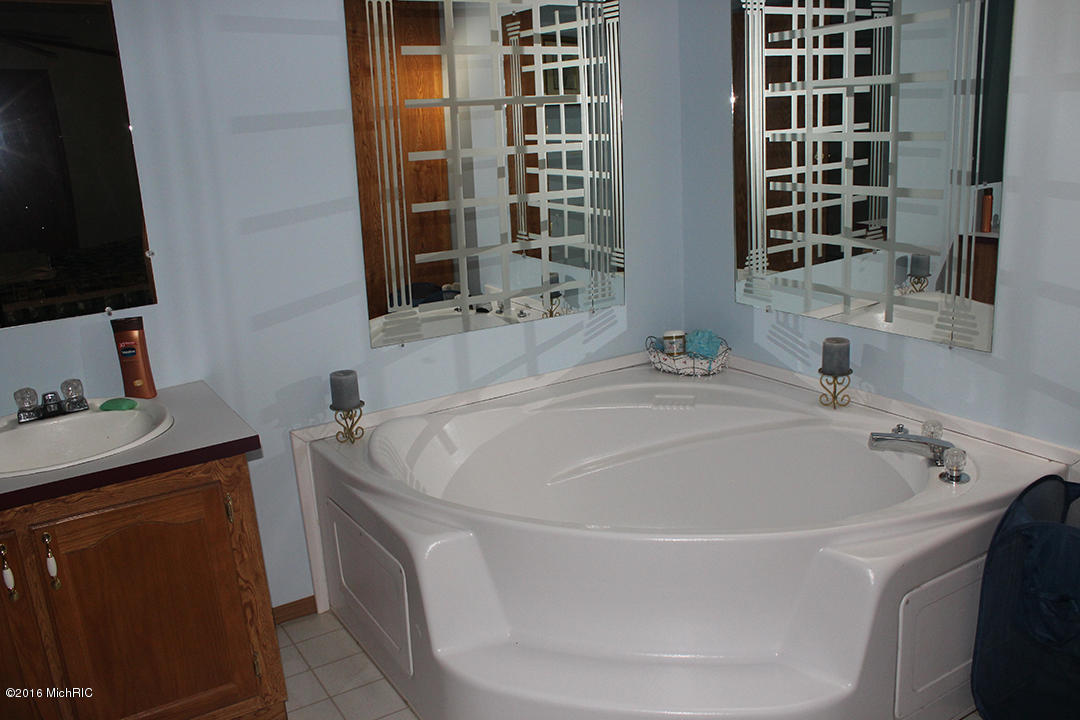 806 N Hemlock Ave, White Cloud, MI 49349 photo 12