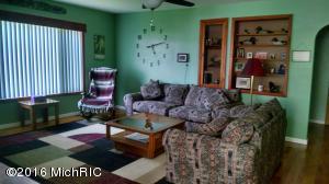 608 E Maple St, Carson City, MI 48811 photo 2