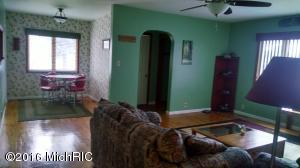 608 E Maple St, Carson City, MI 48811 photo 3