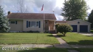 608 E Maple St, Carson City, MI 48811 photo 1