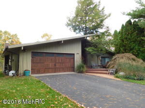 348 Highland Ct, Plainwell, MI 49080 photo 2