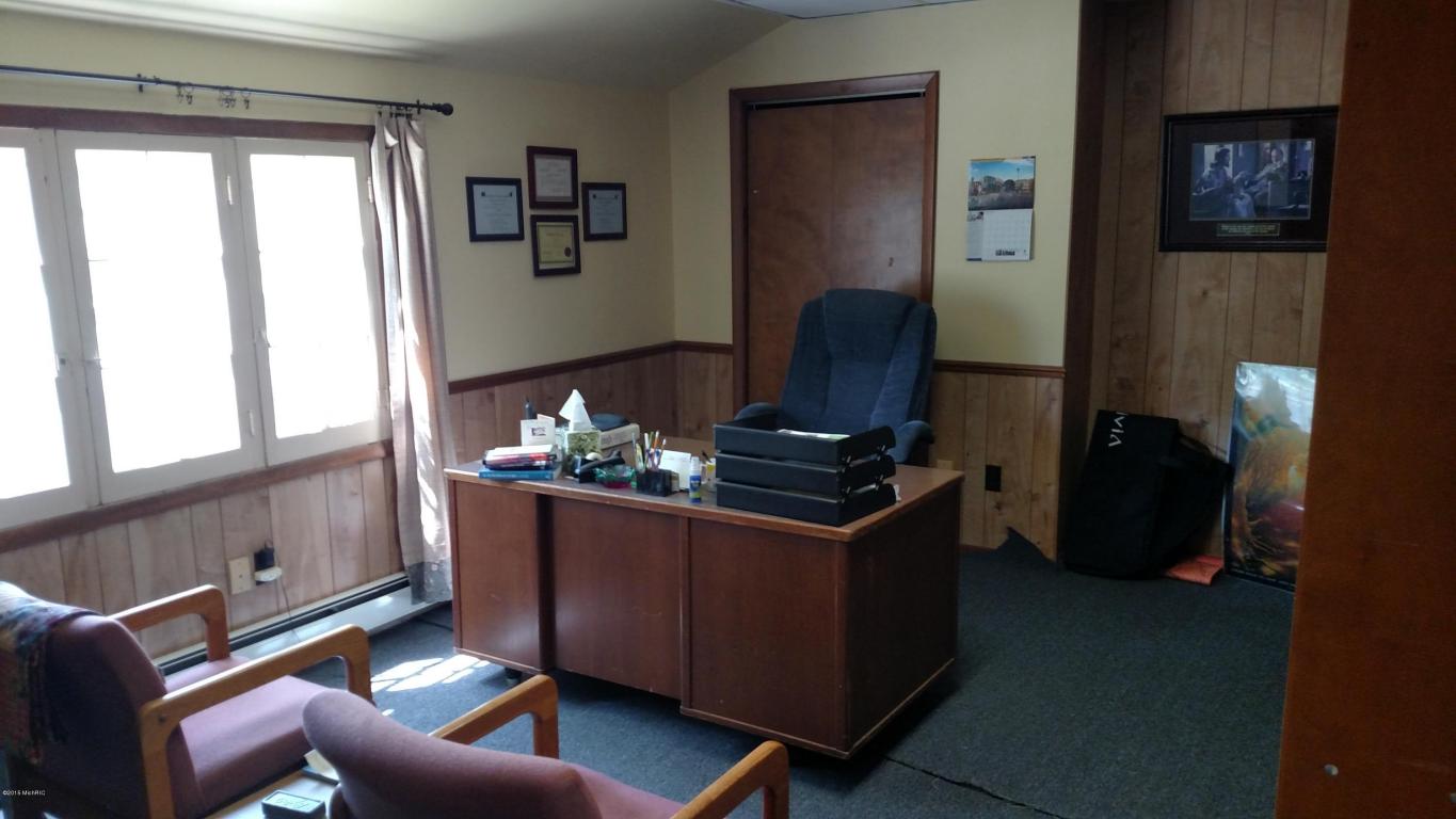 455 E Main St, Ionia, MI 48846 photo 9
