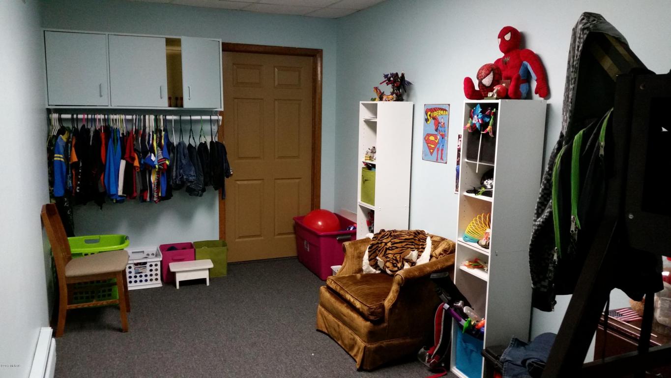 455 E Main St, Ionia, MI 48846 photo 4
