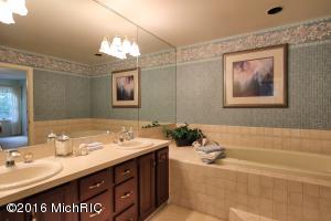 548 Roundtree Dr NE, Ada, MI 49301 photo 17