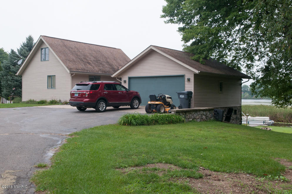 11520 Channel Dr, Plainwell, MI 49080 photo 2