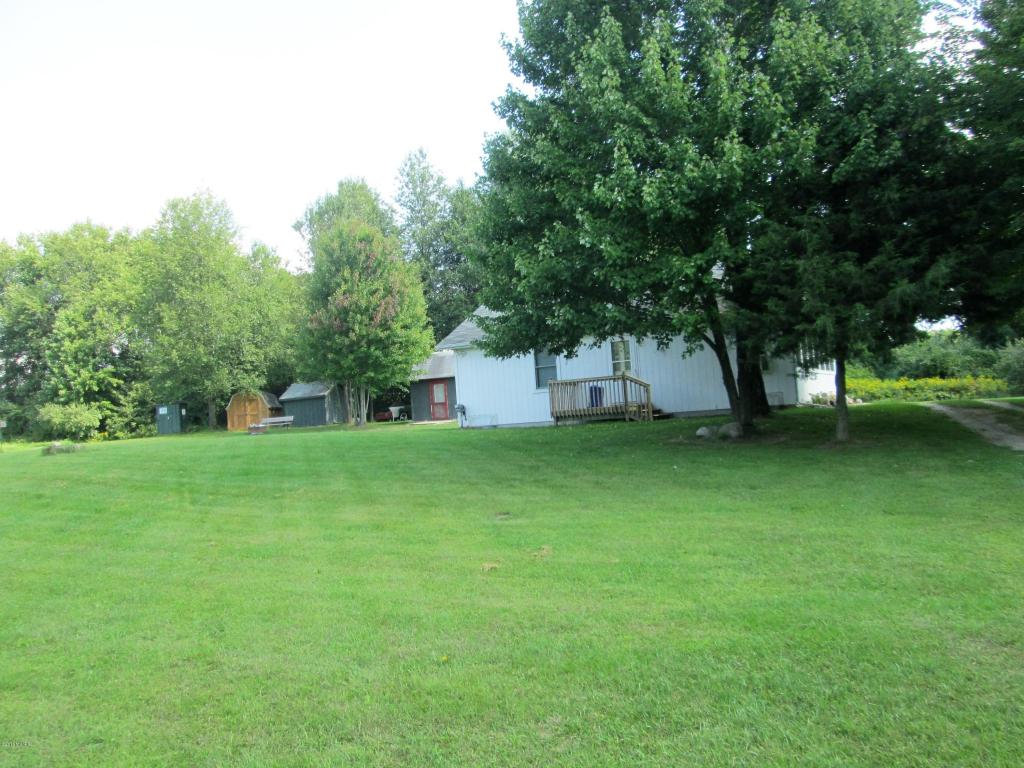 3926 East Shore Dr, Stanton, MI 48888 photo 4