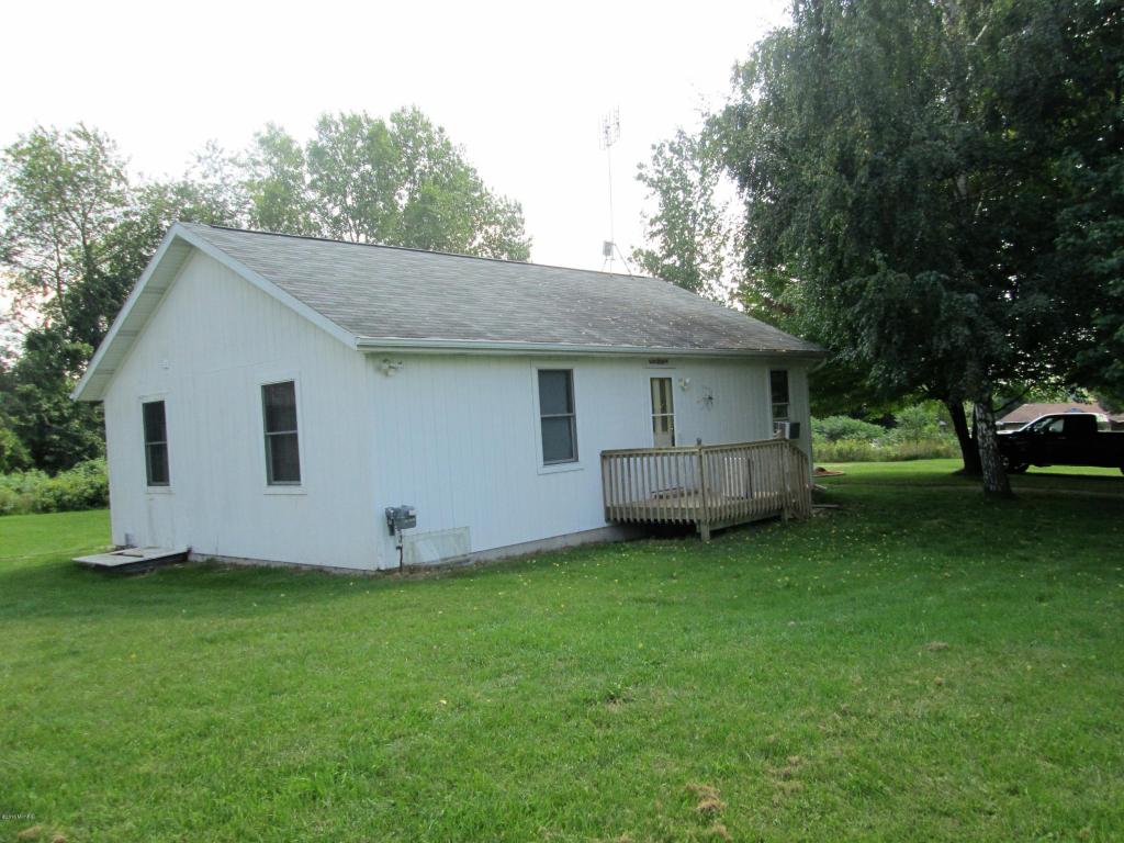 3926 East Shore Dr, Stanton, MI 48888 photo 3