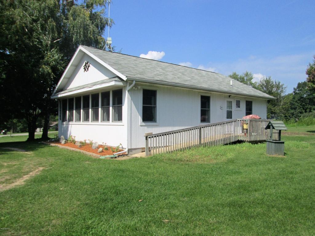 3926 East Shore Dr, Stanton, MI 48888 photo 2
