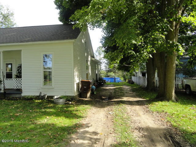 129 E Prospect St, Muir, MI 48860 photo 3