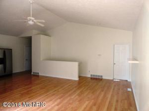89 W Barton St, Newaygo, MI 49337 photo 3