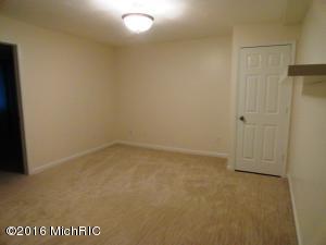 89 W Barton St, Newaygo, MI 49337 photo 5