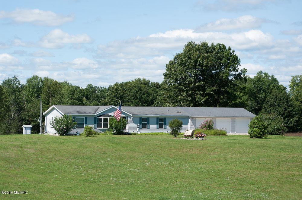 2853 Weeks Dr, Morley, MI 49336 photo 1