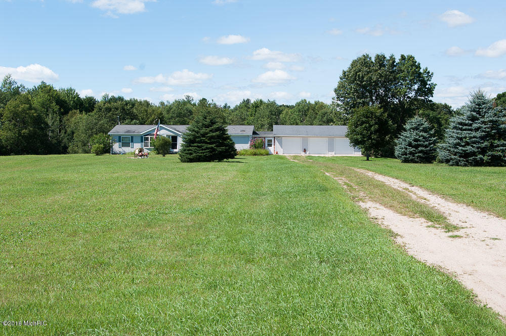 2853 Weeks Dr, Morley, MI 49336 photo 3