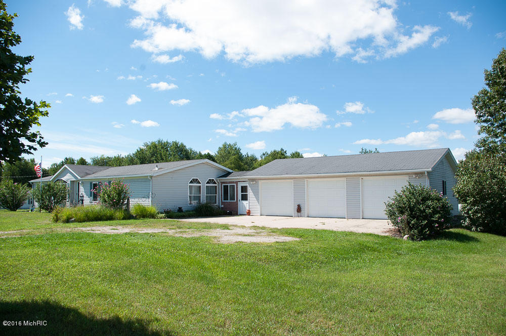2853 Weeks Dr, Morley, MI 49336 photo 4