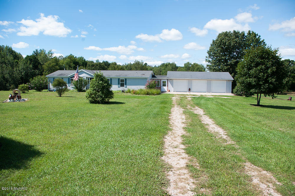 2853 Weeks Dr, Morley, MI 49336 photo 5