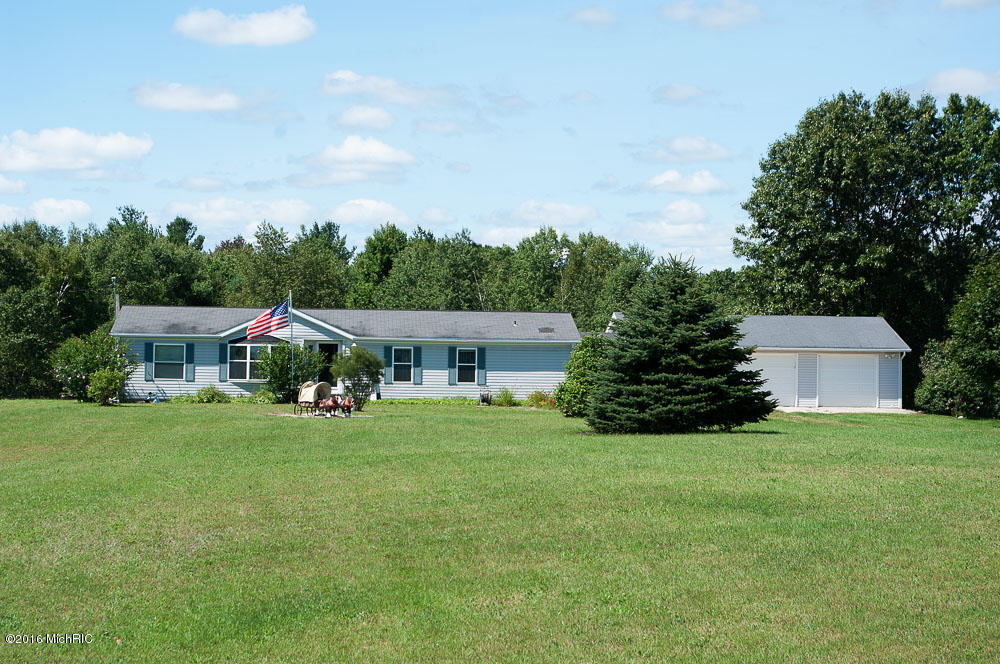 2853 Weeks Dr, Morley, MI 49336 photo 2