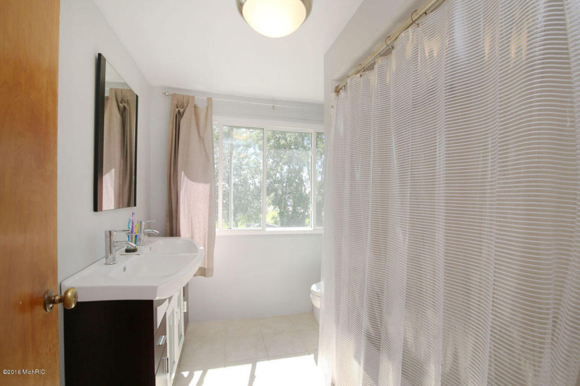 36 E Gardner St, Sparta, MI 49345 photo 9