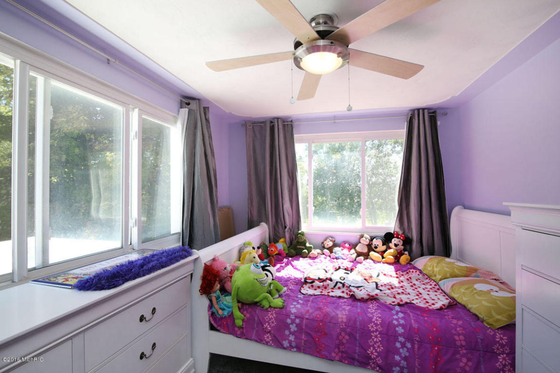 36 E Gardner St, Sparta, MI 49345 photo 8