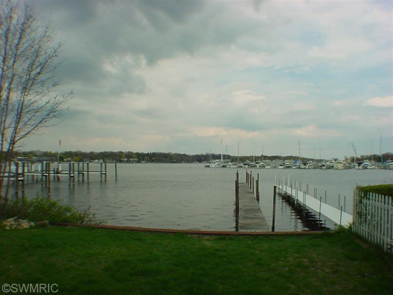 357 Ferry St, Douglas, MI 49406 photo 5