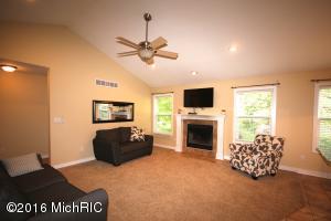 223 Phoenix Ct, Plainwell, MI 49080 photo 3