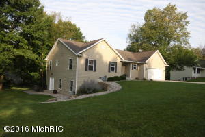 223 Phoenix Ct, Plainwell, MI 49080 photo 2