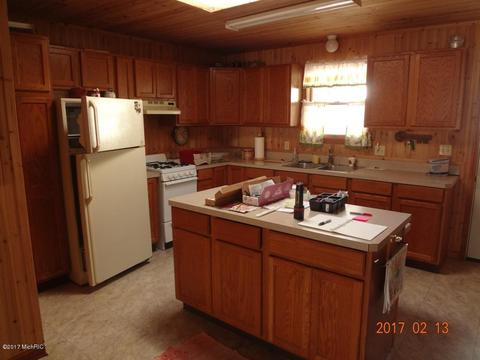 784 Mohawk Trl, White Cloud, MI 49349 photo 9