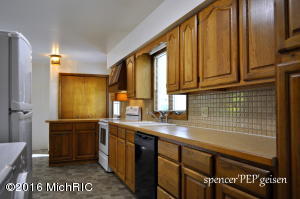 935 Park St, Belding, MI 48809 photo 9