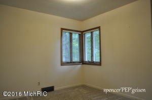 935 Park St, Belding, MI 48809 photo 13