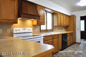 935 Park St, Belding, MI 48809 photo 8
