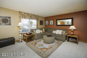 1205 Comstock Dr, Marshall, MI 49068 photo 4