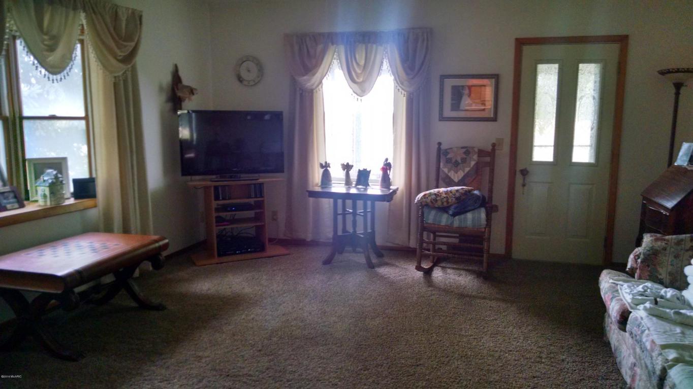 9739 E Carson City Rd, Carson City, MI 48811 photo 4
