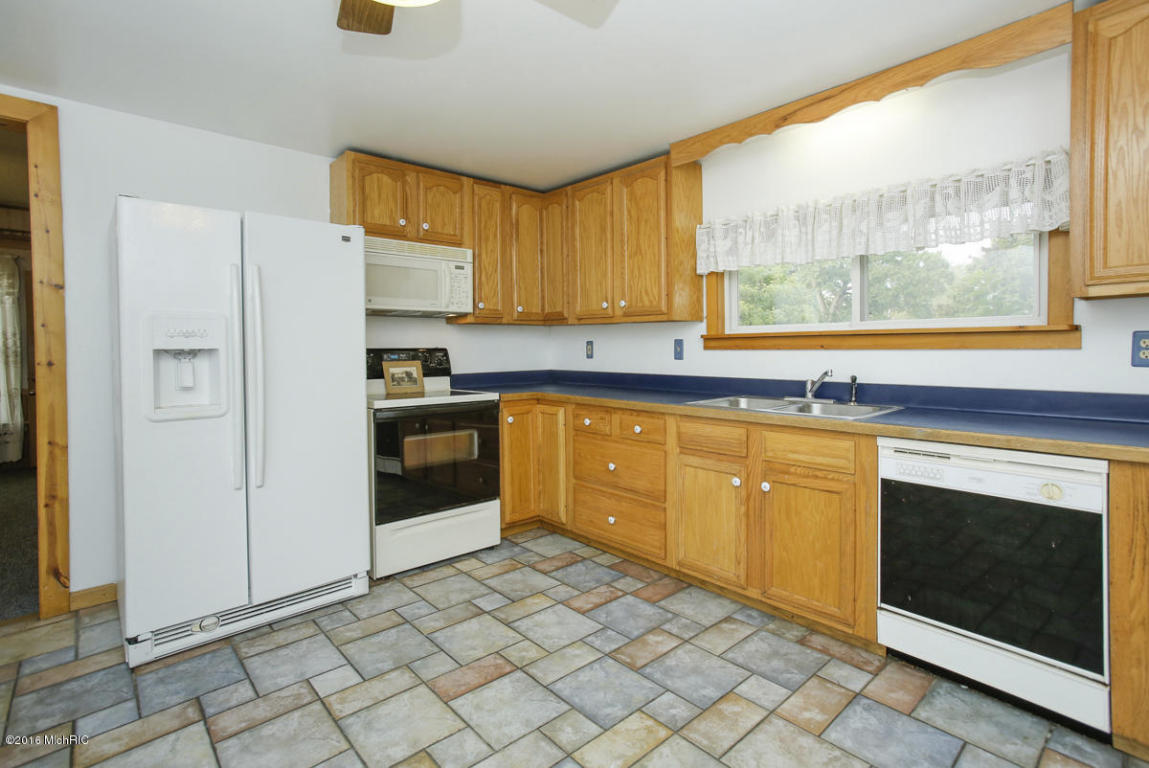 706 N 10th St, Plainwell, MI 49080 photo 8
