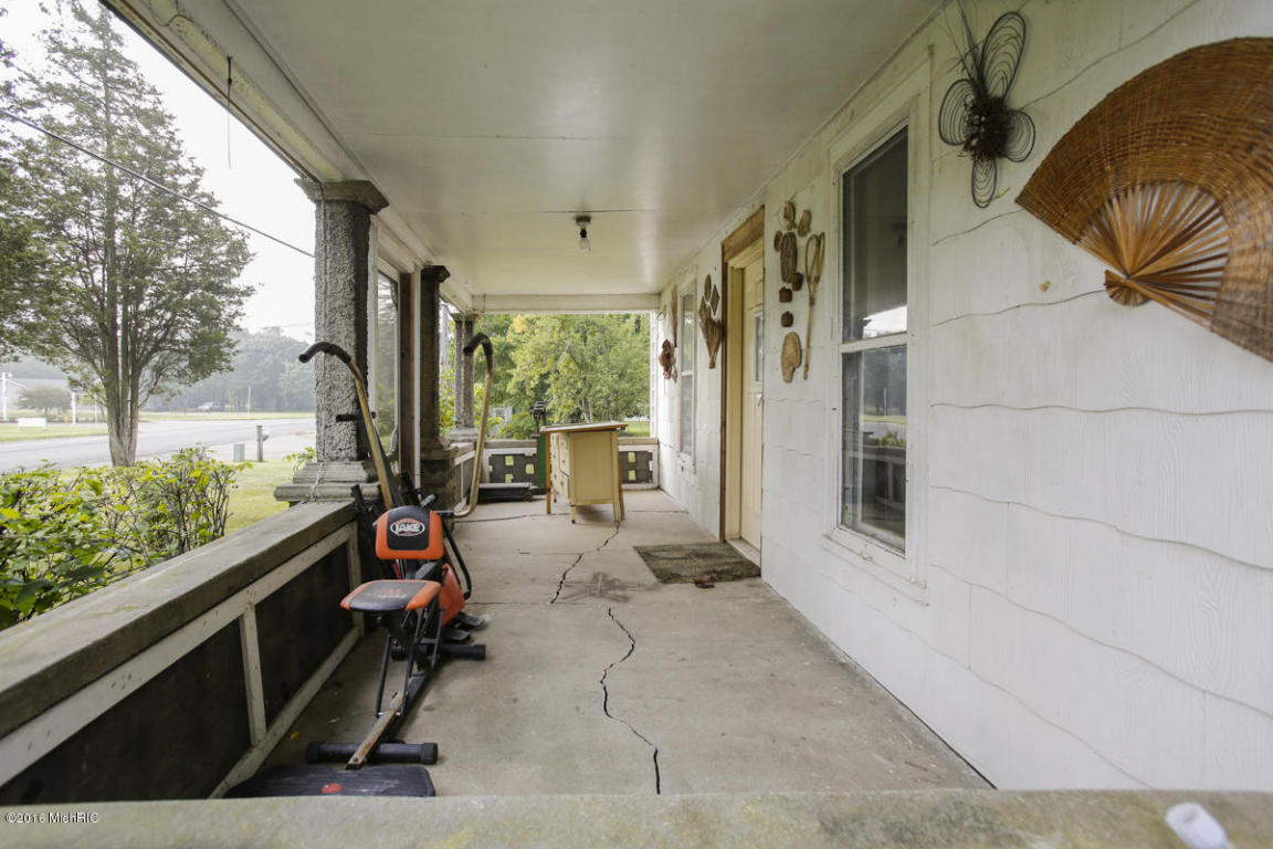 706 N 10th St, Plainwell, MI 49080 photo 3
