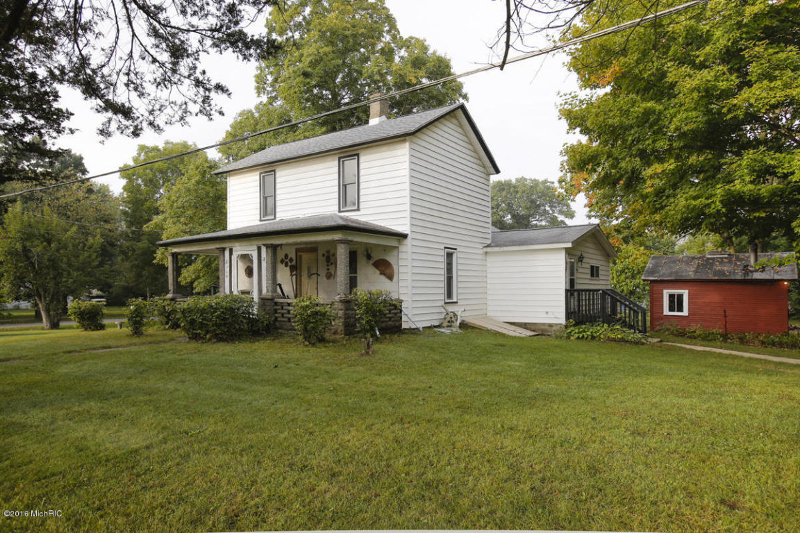 706 N 10th St, Plainwell, MI 49080 photo 1