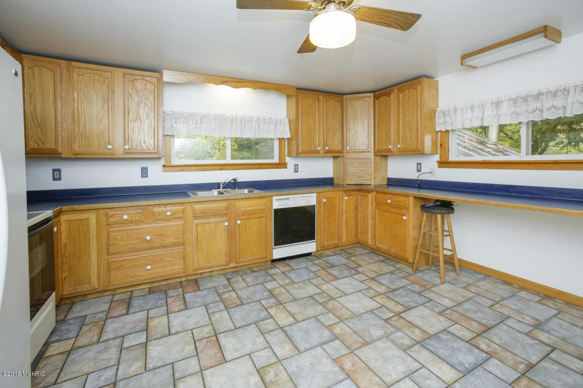 706 N 10th St, Plainwell, MI 49080 photo 7