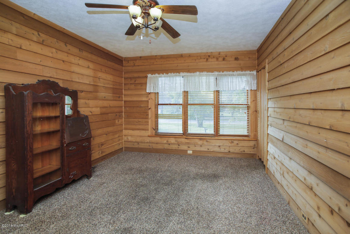 706 N 10th St, Plainwell, MI 49080 photo 4