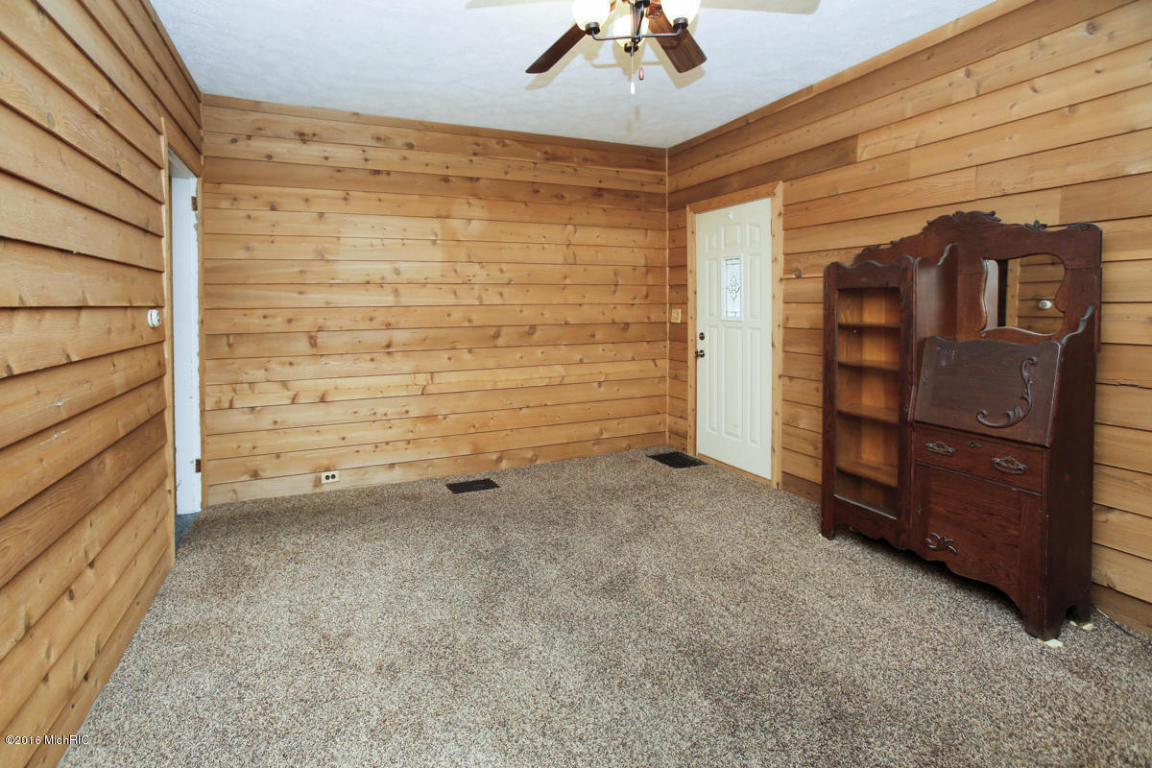 706 N 10th St, Plainwell, MI 49080 photo 5
