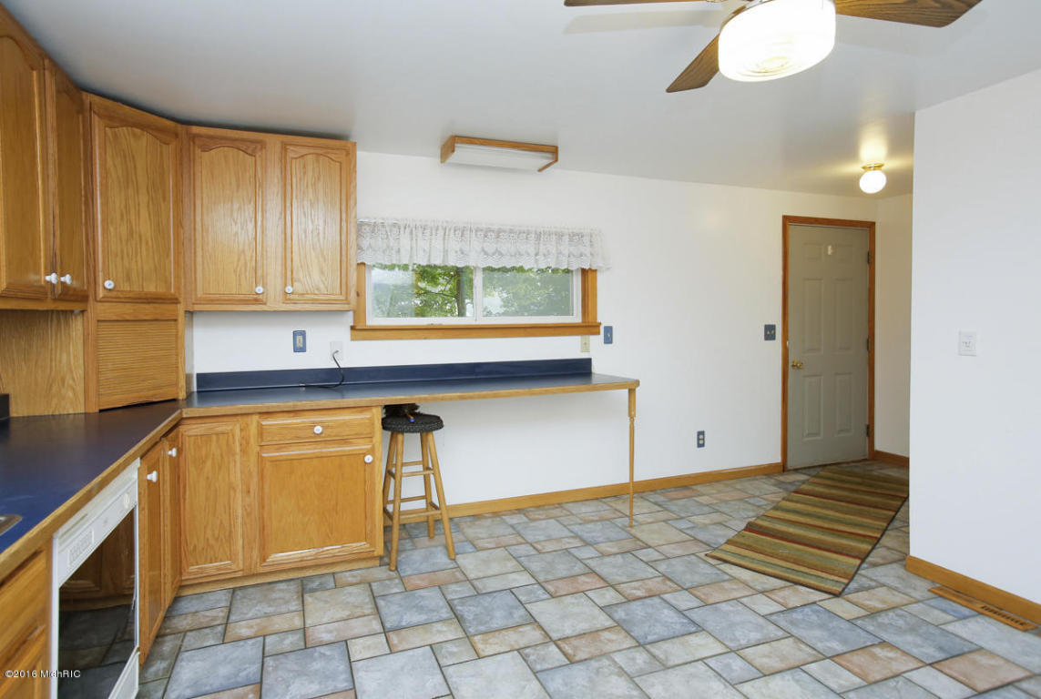706 N 10th St, Plainwell, MI 49080 photo 9