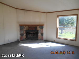 226 S Cherry Ave, White Cloud, MI 49349 photo 4
