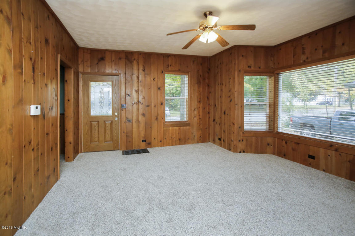 223 W Grant St, Plainwell, MI 49080 photo 4