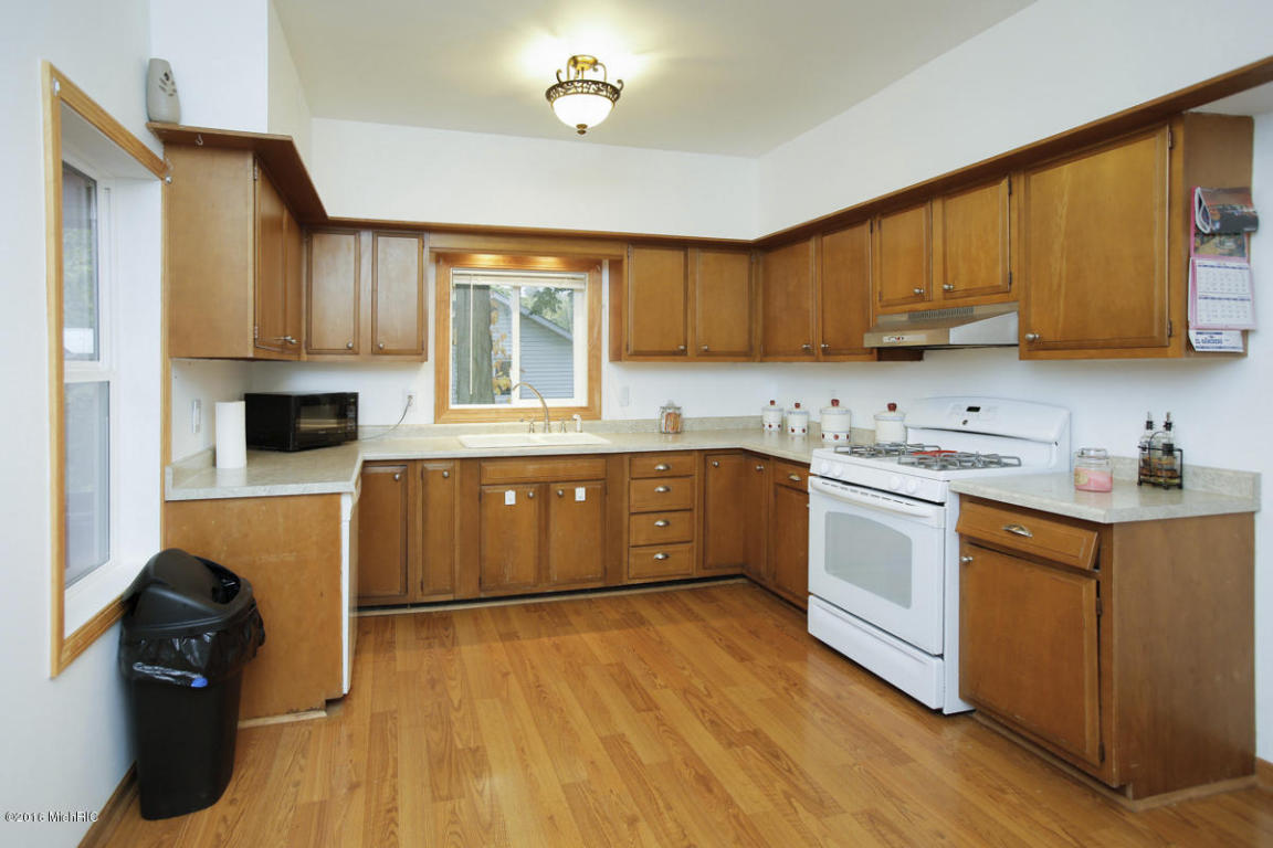 223 W Grant St, Plainwell, MI 49080 photo 7